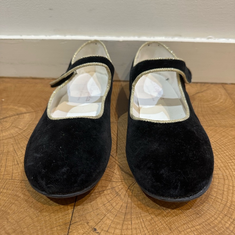 La Coqueta black and gold velvet flats. Size 34. Barely used.